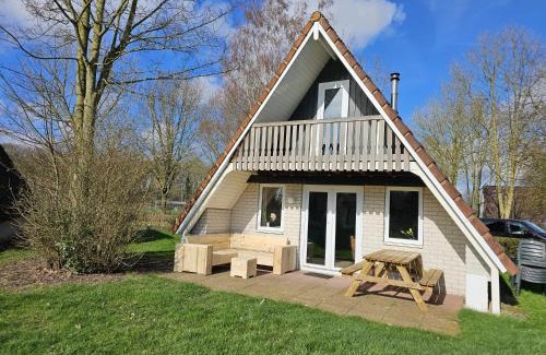 Gramsbergen House | 6 pers. vakantiehuis aan visvijver op vakantiepark, Time4vacay