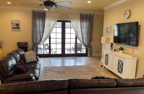 Windermere House | 6000 SGFT MANSION with POOl ,BBQ AT HEART Of GOLF CITY