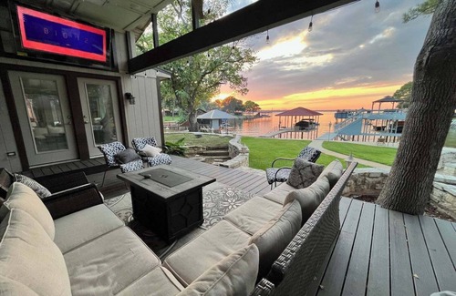 Leisure Land House | 6BR/5Bath Single Story Lake Front Home at Cedar Creek w/boat rental option