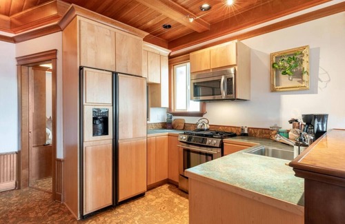 Central Tacoma House | 6th Ave Custom Victorian in prime location + W/D