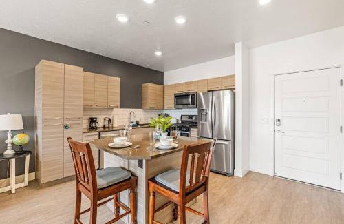 Downtown Salt Lake City Apartment | 6th floor Luxury Apt - King Bed Pool Prkng Gym NEW