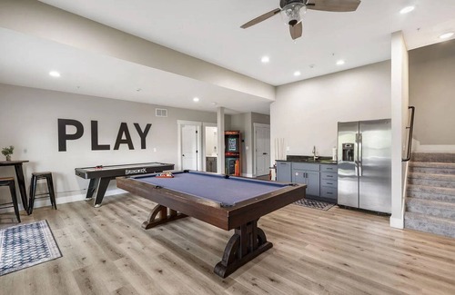 Table Rock House | 7-Bedroom | Private SPA | Indoor & Outdoor Pool | Game Room | 2min Drive to Lake