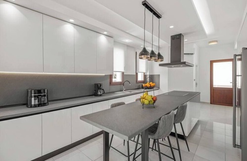 Petaloudes Villa | 7 min from Center | 6BR Villa | w/Airport Shuttle