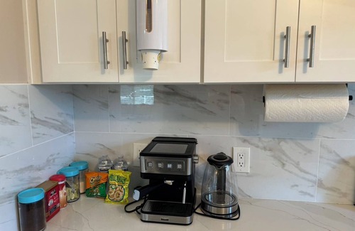 Shoreview House | 7 minutes away from SFO！Experience a freshly remodeled modern tranquil residence