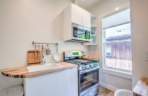 Central Midtown Apartment | #7 · Miraculously Modern in a Vintage Shell - Midtown