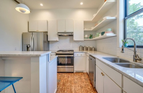 West End House | 7 Private Suites Sleeps 25 Walkable to DT!