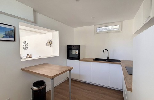 Mesnil-Val-Plage Apartment | 700 metres from the sea, apartment with large terrace and garden