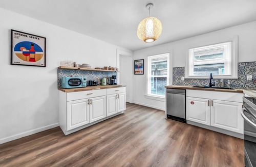 Niagara Falls House | 7bdrm, 3baths, 2 kitchens, mins to falls, Arcade, WiFi, AC, parking