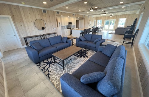 Hope Town House | 7BR7BA, Pool, 2 Boat slips, step to Tahiti Beach, Sleeps 18, +cabana adds on 2