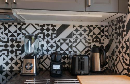 Santo Antonio dos Olivais House | 7Min From University and Sé Velha - AC - Work Desk - WiFi 300MBs -Suite 7 and 8