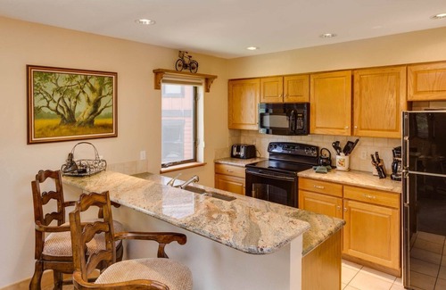 Breckenridge House | 7th Nt Free! Pvt Patio, BBQ and Hot Tub. Garage. Trails, Shuttle, Walk to Town