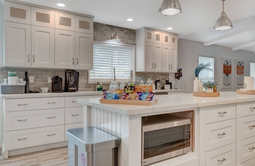 Paradise Springs Bed & Breakfast | 7x3 Villa, 10mins to the Strip, 16 seat dining table, pool + spa, RV parking.