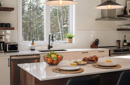 Amherst Ski Chalet | 8+ Guests | HOT TUB & FIREPLACE | Tremblant Getaway