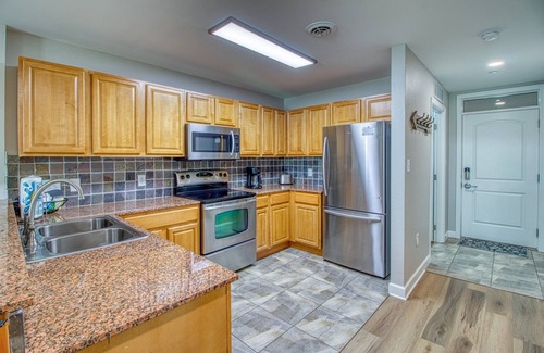 Sevierville Condo | 8 min to Dollywood- Close to parkway River and Mountain Views 2BR/2BA Sleeps 6