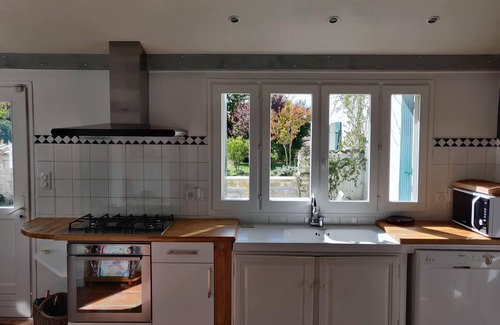 Surgeres Villa | 8 pers/House and charming garden -calme garanti- with swimming pool in town