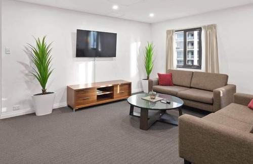 East Perth Apartment | 805 Secluded Spacious Sky Parlour For Family Pool+Gym