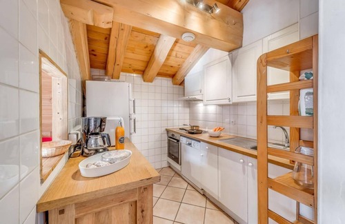 Les Almes Apartment | 80m from ski slopes, 2nd floor, fitness, balcony, fireplace or stove, tv, ski locker, 90m², Tignes