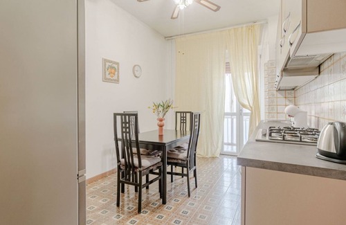 San Donato - Campidoglio Apartment | 85 sqm apartment for 6 people, located on the first floor of a building with an elevator (not suitable for people with disabilities). It features two balconies and is situated in a very quiet neighborhood, just steps from Parco Dora, full of greenery, bi