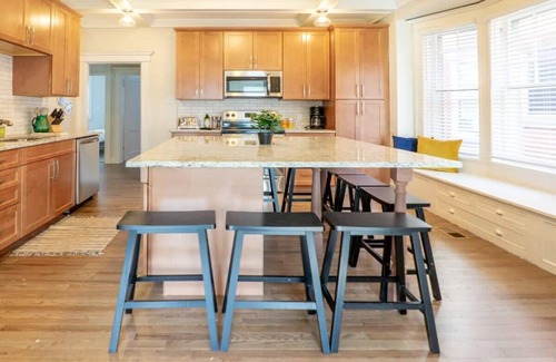 Shaw House | 8BR @ Tower Grove Park | Sleeps 22 /ABODEbucks