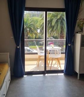 Perros-Guirec Apartment | A 2 pas de la plage de Perros : 2 à 4 hôtes.