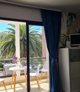 Perros-Guirec Apartment | A 2 pas de la plage de Perros : 2 à 4 hôtes.