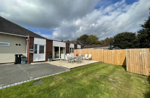 Frodsham House | A 3 bed property located on private grounds at the Top of the Ridge in Cheshire.