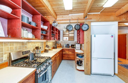 Fairbanks House | A Chena Dream Alaskan Retreat - Northern Lights viewing, Soaking Tub, Game Room