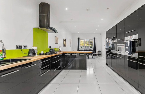 Cheltenham House | A Contemporary Cotswold Grace-Beautiful 4Bed Haven
