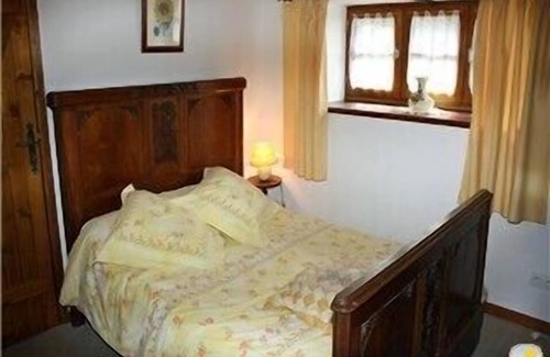 Plumeliau House | A converted milking parlour with heated swimming pool in large safe garden