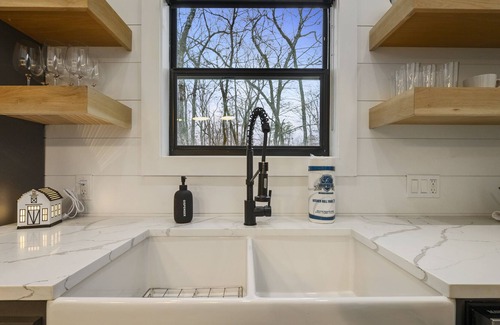 Broken Bow Cabin | A Little Toasty - Romantic Honeymoon-Style Studio Cabin, Hot Tub, Wine Fridge