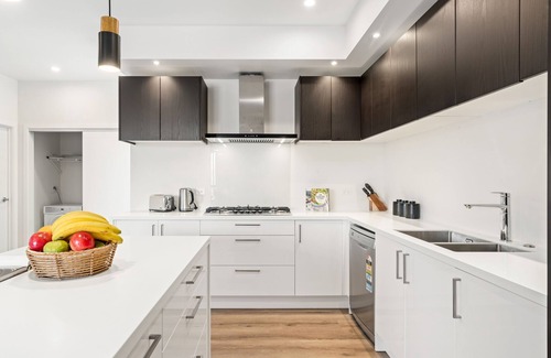 Frankton Villa | A LUCKIE CHARM - 8 BEDROOM TOWNHOUSE