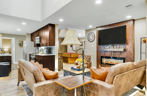 Bryan Cabin | A&M Cabin-Pool Table Deck BBQ-10mins Kyle Field