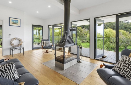 Kennett River House | A modern riverside abode close to the beach