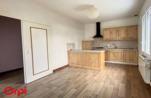 Montmarault Apartment | A Montmarault, L'Arbre de Vie vous propose 2 couchages et 2 salles d'eau