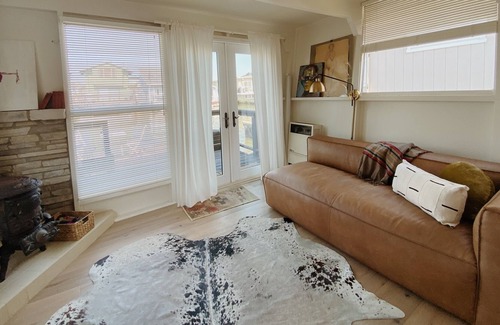 Sausalito Boat Rental | A Parisian ‘Nook’ — A Sausalito Houseboat w/ Private deck, fireplace & kayak