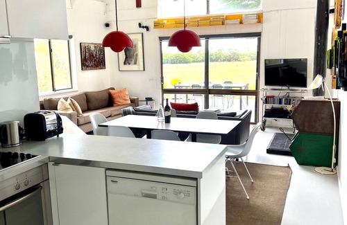 Walkerville House | A shaped beach house located on the edge of Waratah Bay close Wilsons Promontory