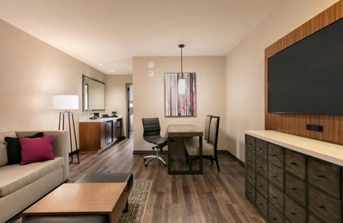 Berkeley Heights Hotel | A Slice of Luxury in Berkeley Heights! Free Breakfast, Indoor Pool, Pets Allowed