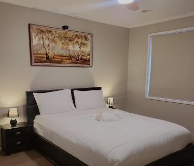 Craigieburn House | A slice of Melbourne! Room 1