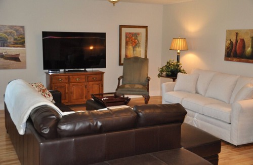 Regional District of Nanaimo Bed & Breakfast | A SWAN'S POND (On the #1 Fairway of World Class Fairwinds Golf Course)