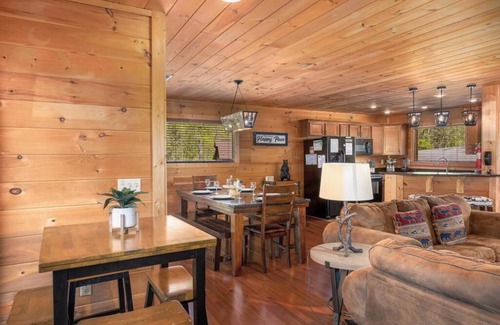 Pigeon Forge Cabin | A Swimmin' Bear, free tickets, no catch!