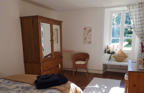 Saint-Crepin-de-Richemont Villa | A tranquil, private and secluded 4-bed detached cottage, swimming pool & garden.