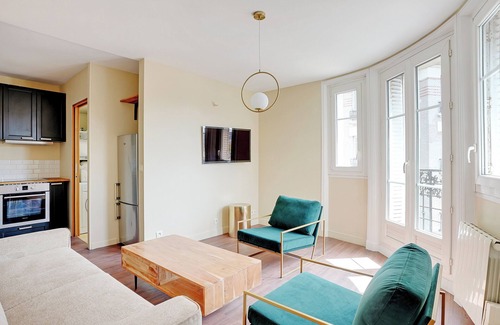 Les Puces de Saint-Ouen Apartment | A Typical 1-BR in St-Ouen Parisian Flea Market
