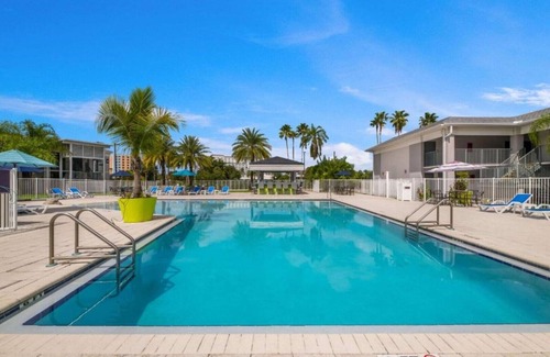 Florida Center House | A Universal Partner Hotel near Orlando theme parks !