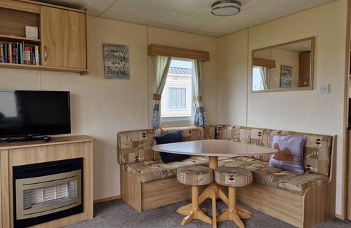 Seasalter House | A View Over the Field - Sandy Way (D/F)