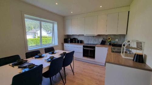 Spjelkavik Apartment | Aalesund Guesthouse 4 Bedroom