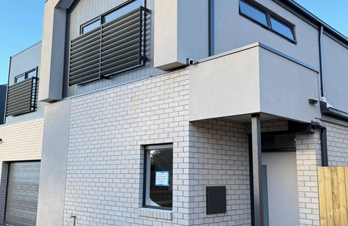Rosebud House | Aalto Retreat Two: Chic & Modern, Close To Everything