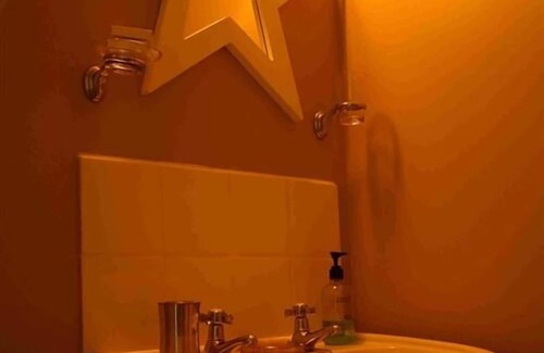 Bromlow House | Abel's Harp