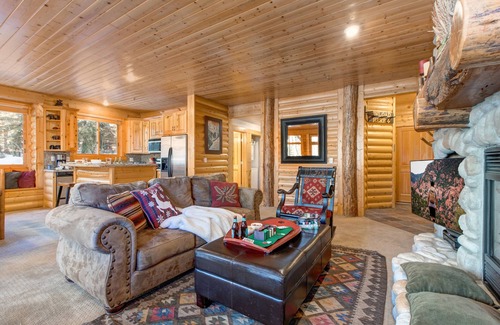 Deer Valley Condo | Abode at Black Bear #231 | Family Retreat, Walk to Trails, Private Hot Tub