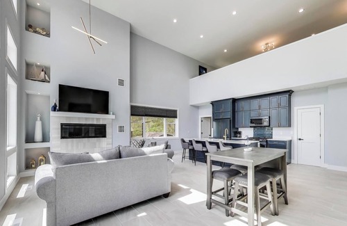 Williams Bay House | Above The Bay | 3BR + Loft, Arcade, Deck, Near Pier 290 & Williams Bay Beach