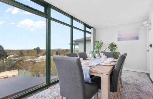 Kooringal Apartment | 'Above the Trees' - Spectacular Views, Sleeps 10